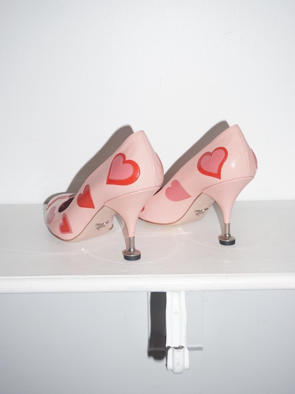 PRADA PINK PATENT LEATHER PUMPS RED HEARTS 40 RARE - Picture 3 of 4